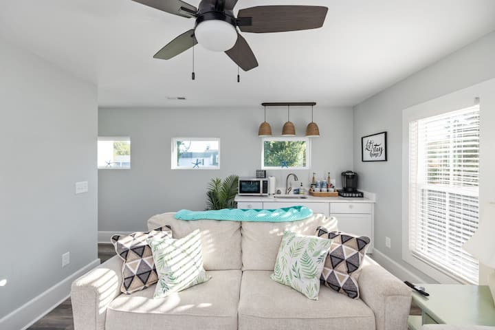 Მეორე სართულის დენი ტახტით, რომელიც საჭიროების შემთხვევაში გამოდგება დედოფლის საწოლში. 