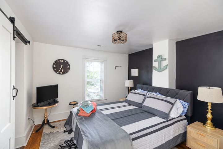 Მეორე სართული ძირითადი საძინებელი საწოლით, ტელევიზორითა და იზოლირებული სააბაზანოთი. 