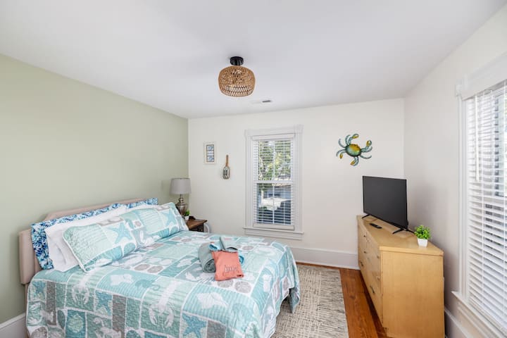 Მეორე სართულის საძინებელი Queen Bed-ით და სმარტ-ტელევიზორით. 
