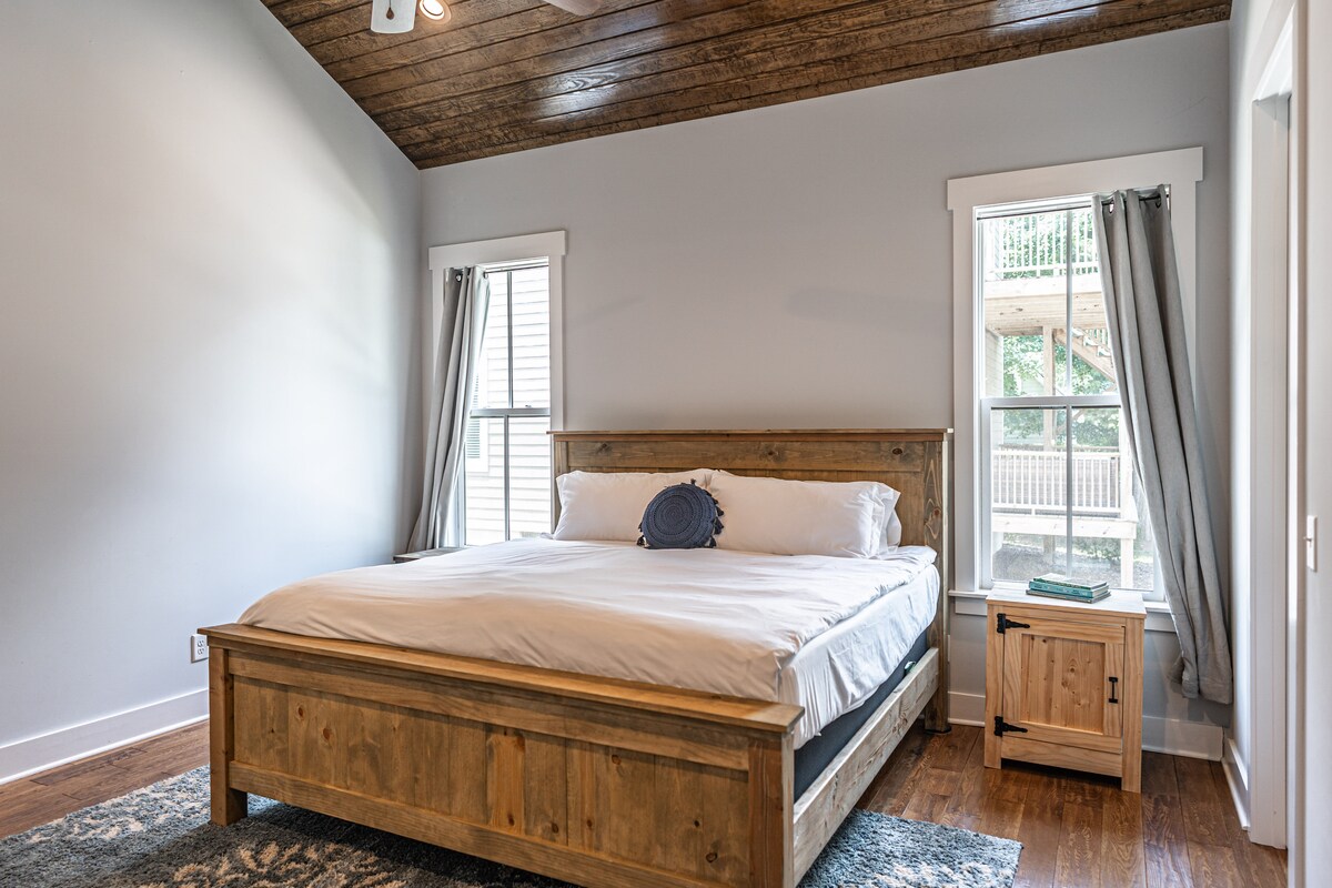 تخلق الأسقف العالية والنوافذ الكبيرة مساحة مشرقة وجيدة التهوية لإقامة مريحة ومريحة.