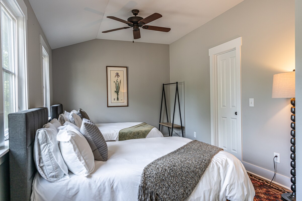 غرفة نوم للضيوف بسريرين كاملين