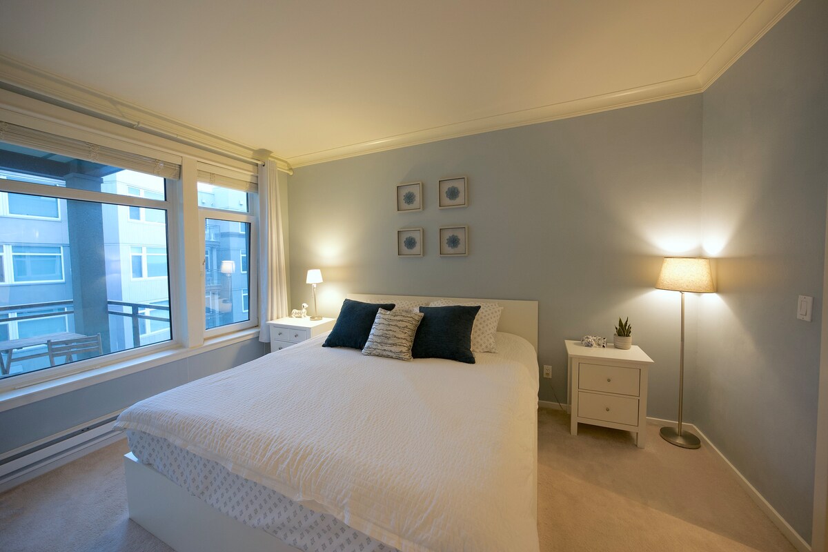 Нашата уютна и удобна родителска спалня.