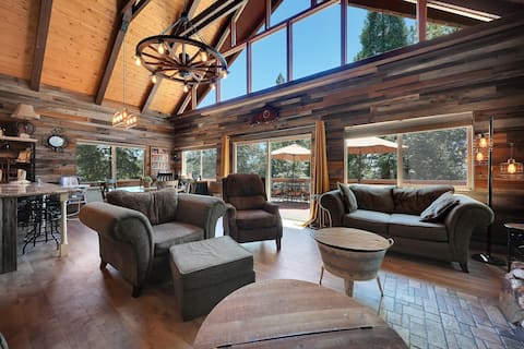 Hillside Home w/Pool Table & Private Hot Tub!