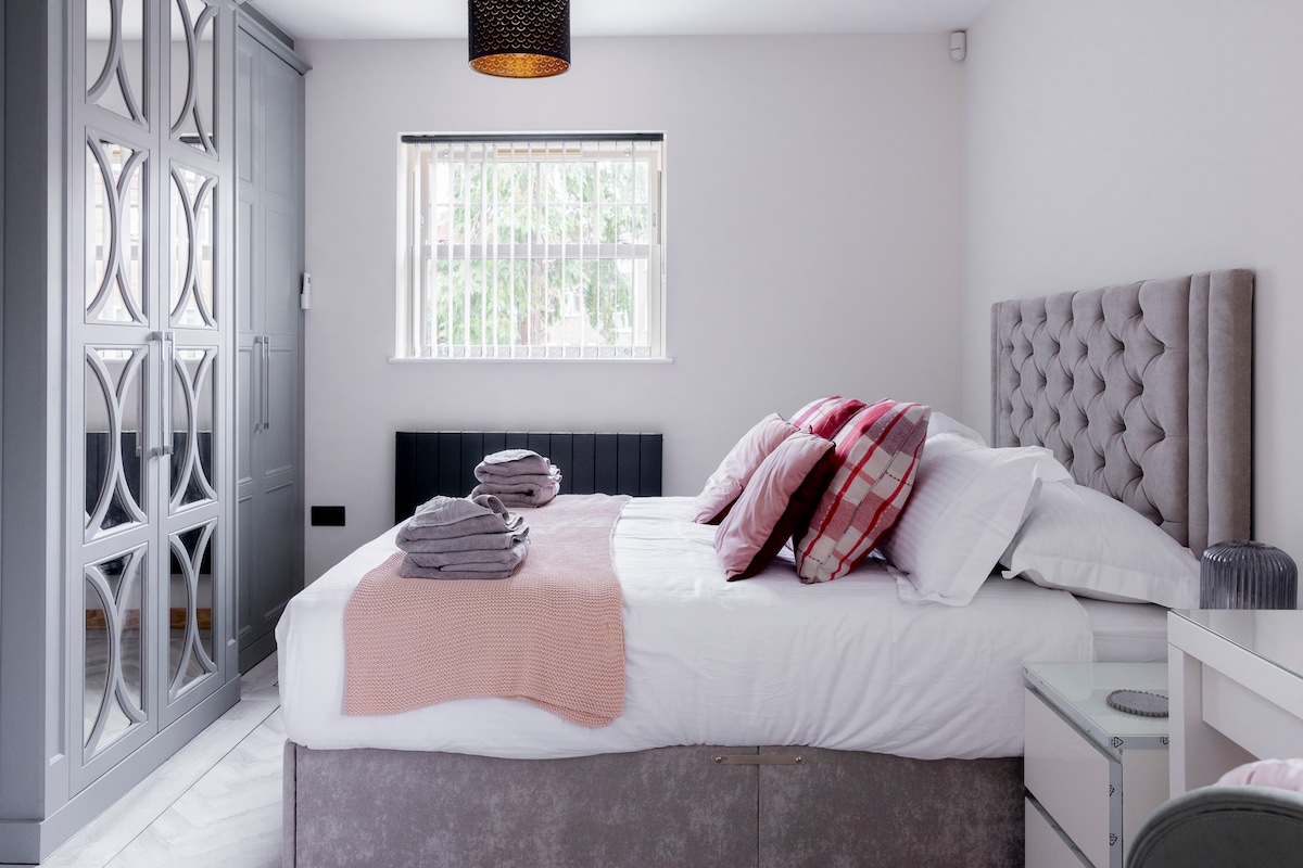 חדר שינה בקומה הראשונה עם חדר רחצה צמוד 