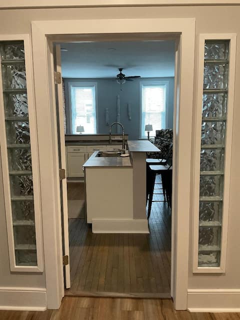 Downtown Large Modern Apartment