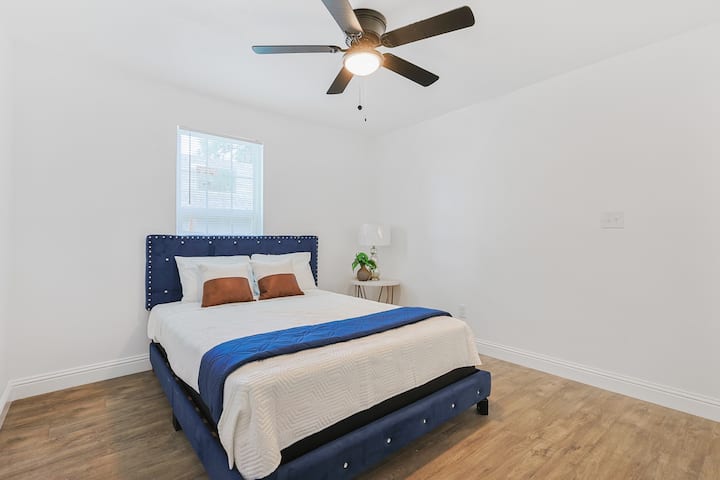 Disfruta de la comodidad y el ambiente perfectos en este dormitorio sereno, con una elegante luz de techo y una acogedora pantalla de lámpara para ese resplandor nocturno perfecto # DallasBlueHome# 2MileToFairPark #4BR #Sleeps16