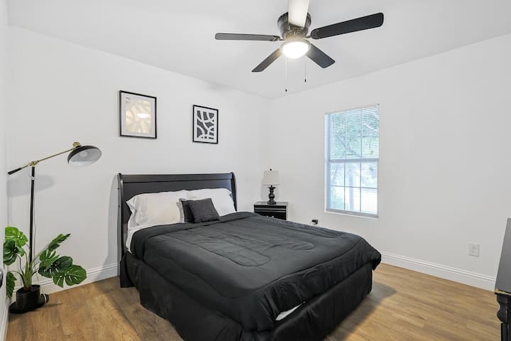 Disfruta del trato real mientras te sumerges en nuestro refugio de camas tamaño queen, donde todas las noches se siente como un retiro real #  DallasHome #4BR #Sleeps16