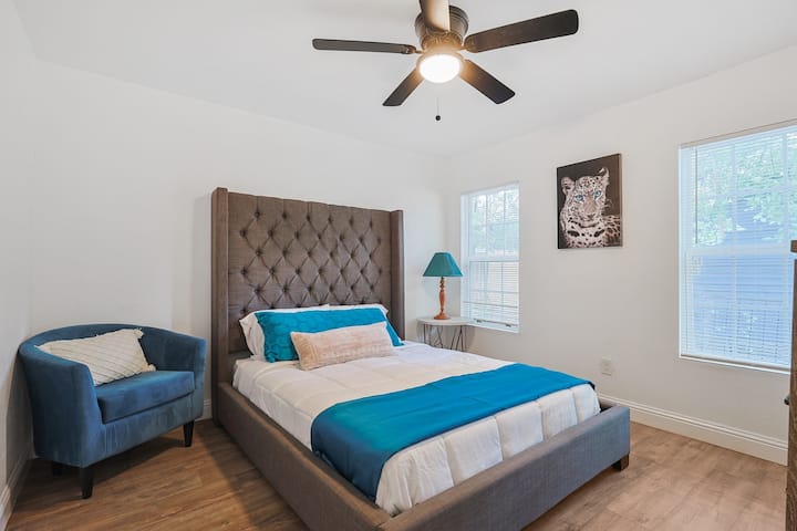 Escapada elegante: relájate en este dormitorio sereno con una lujosa cama tamaño queen que promete la máxima relajación y comodidad #DallasHome  #4BR #Sleeps16