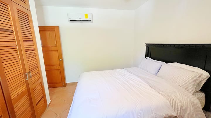 Obje spavaće sobe imaju udoban bračni krevet, velike ormare s ručnicima i posteljinom, praktično pristanište na stoliću s utičnicama i USB priključcima te potpuno nove klima-uređaje.