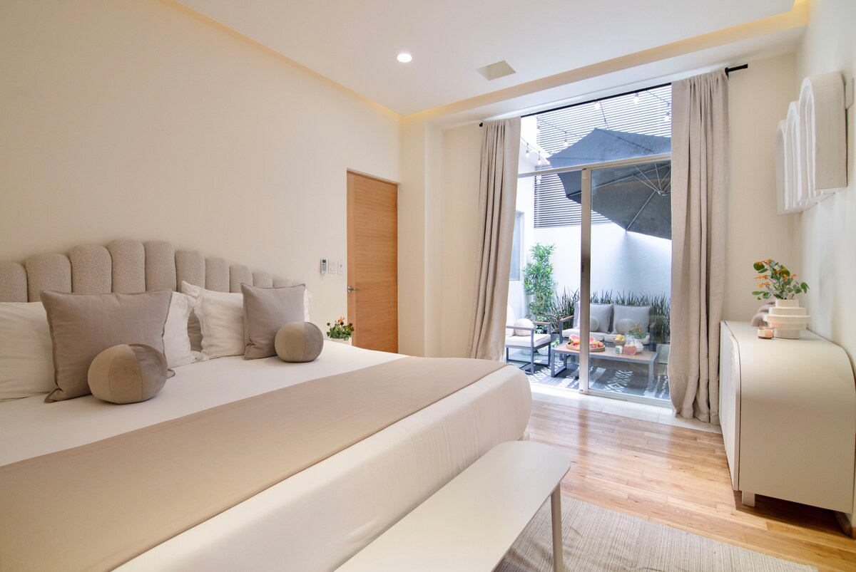 Un remanso de comodidad y elegancia: sumérgete en la tranquilidad de nuestra cama tamaño king con colchón de calidad hotelera y lujosa ropa de cama. Desde los muebles meticulosamente diseñados hasta cada detalle considerado, ofrecemos una estancia sumamente cómoda. 