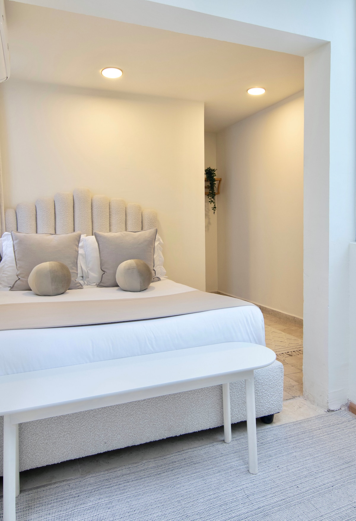 Un remanso de comodidad y elegancia: sumérgete en la tranquilidad de nuestra cama doble con colchón de calidad hotelera y ropa de cama de lujo. Desde los muebles meticulosamente diseñados hasta cada detalle considerado, ofrecemos una estancia sumamente cómoda. 