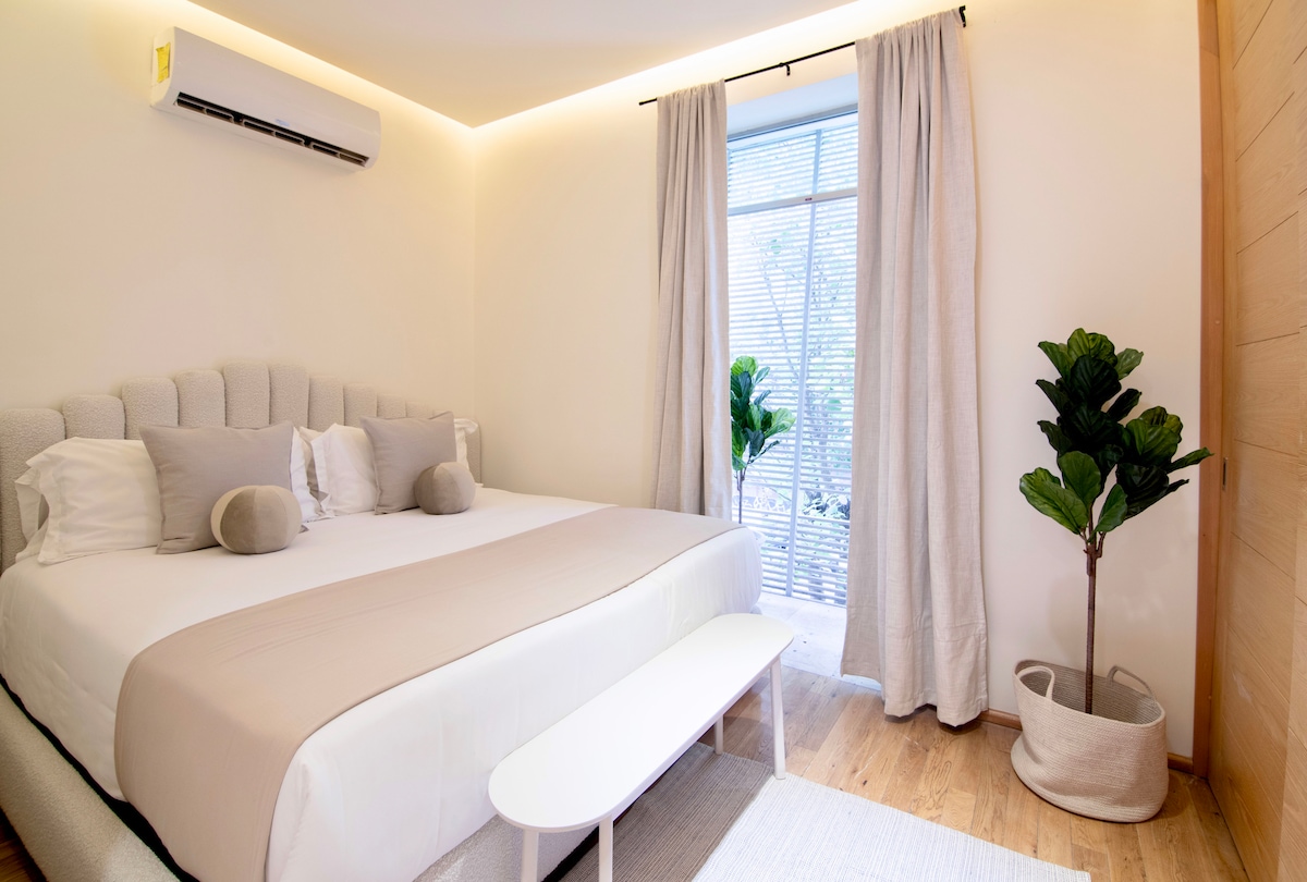 Un remanso de comodidad y elegancia: sumérgete en la tranquilidad de nuestra cama tamaño king con colchón de calidad hotelera y lujosa ropa de cama. Desde los muebles meticulosamente diseñados hasta cada detalle considerado, ofrecemos una estancia sumamente cómoda. 