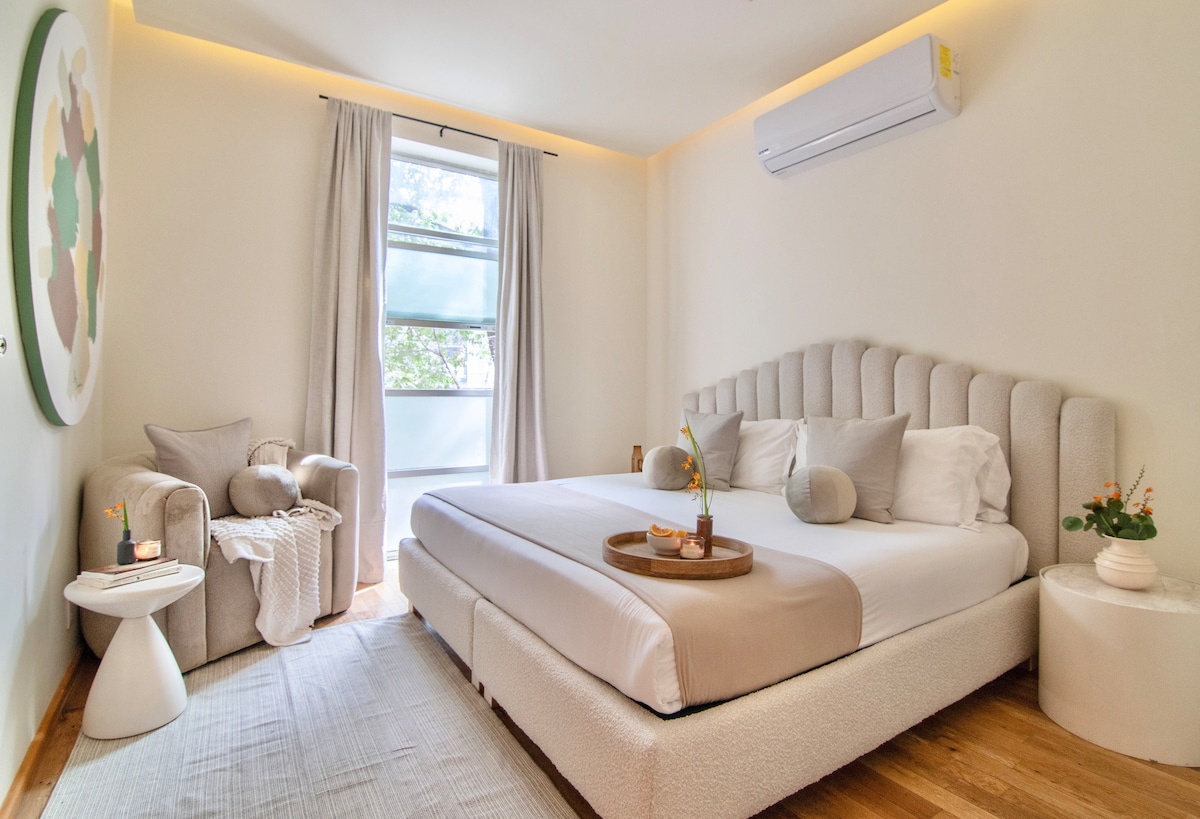 Un remanso de comodidad y elegancia: sumérgete en la tranquilidad de nuestra cama tamaño king con colchón de calidad hotelera y lujosa ropa de cama. Desde los muebles meticulosamente diseñados hasta cada detalle considerado, ofrecemos una estancia sumamente cómoda. 