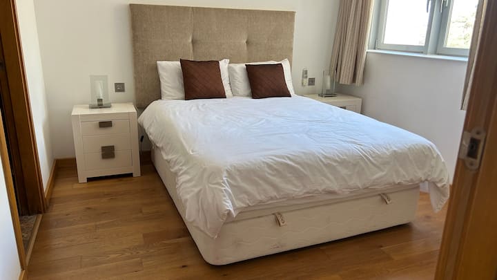 سرير مزدوج ووسائد جيدة وفراش رائع. إطلالات جميلة وحمام داخلي.