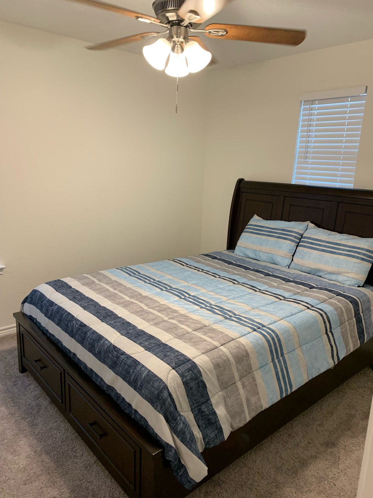 Chumba cha kulala w/Kitanda aina ya Queen