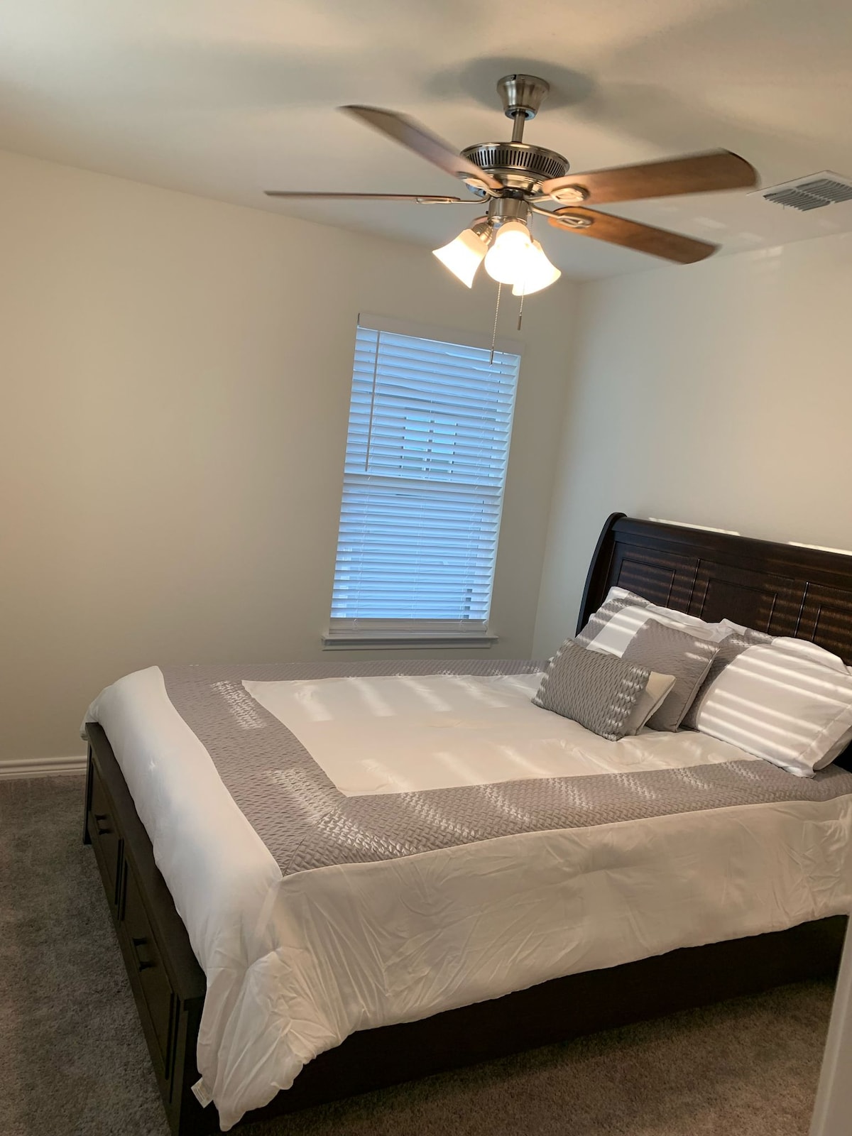 Chumba cha kulala w/Kitanda aina ya Queen