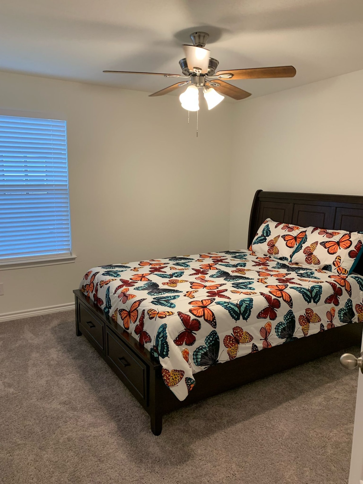 Chumba cha kulala w/kitanda cha ukubwa wa Malkia