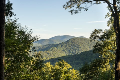 Cozy Secluded Views, HotTub, Family-Friendly