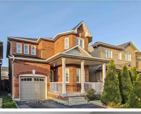 Top performing Airbnb: Modern 4 beds ~GTA~ Mississauga House in Meadowvale Village