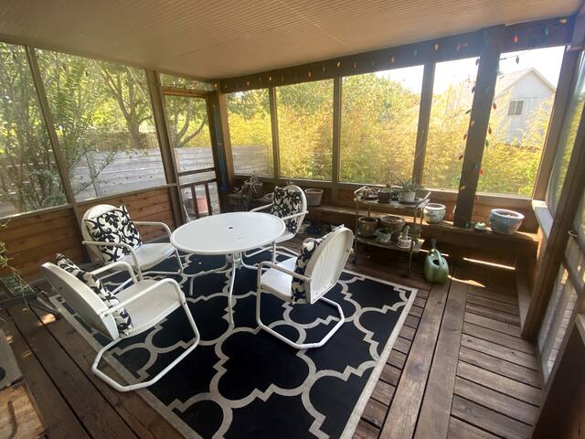 S.Congress Retreat! 4 Beds, 2 Baths gallery image 4