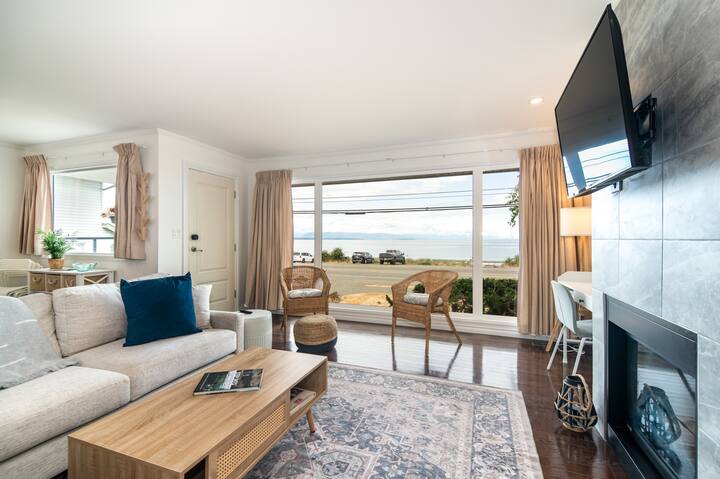 Incredible views of the ocean, coastal mountains, and Stories beach from the huge floor to ceiling windows, the photo just can't do it justice!