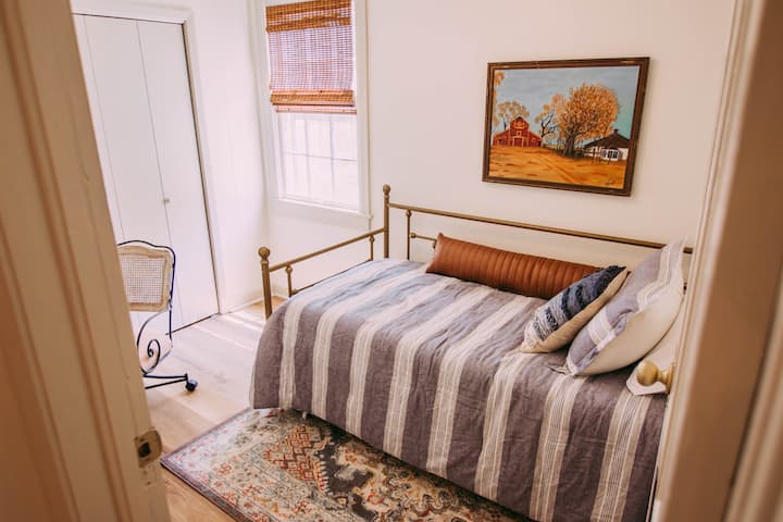 Влезте в спалня 3 в задната част на дома до двойно легло с две единични легла.