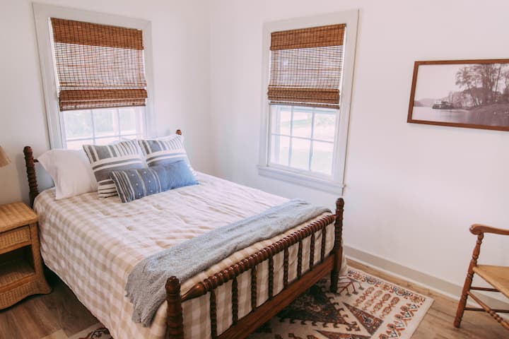 Основната спалня с прилежаща баня/килер разполага с пълноразмерно легло. 