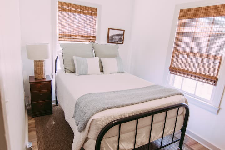 Спалня 2 разполага с пълноразмерно легло и прилежащ дрешник. 