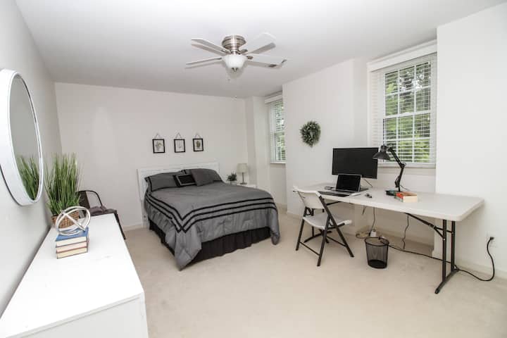 Dhoma e gjumit #4. Kjo dhomë gjumi është e madhe dhe e rehatshme. Ka një krevat me madhësi të plotë dhe një hapësirë të dedikuar pune. Është pranë banjës së përbashkët.