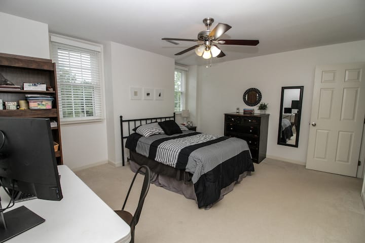 Dhoma e gjumit #2. Kjo dhomë gjumi ka një krevat të rehatshëm dopio "queen" dhe hapësirë pune të dedikuar. Ndodhet përballë korridorit nga një banjë e përbashkët. 