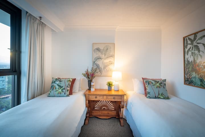 חדר שינה עם שתי מיטות יחיד ומיטת טרנדל אופציונלית. עם נופים מעל תעלות חוף הזהב ונוף בעורף