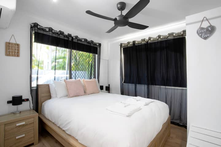 Udoban krevet za dobar san.

Posteljina je osigurana za vaš boravak.

Spavaća soba ima klima-uređaj (obrnuti ciklus).