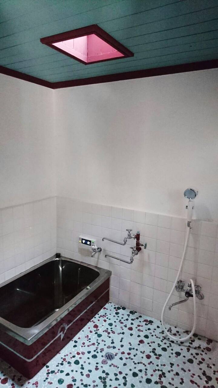 お風呂は母屋にあります。お湯はここのみになりますので、お湯での洗面はこちらをお使いいただくことになります。