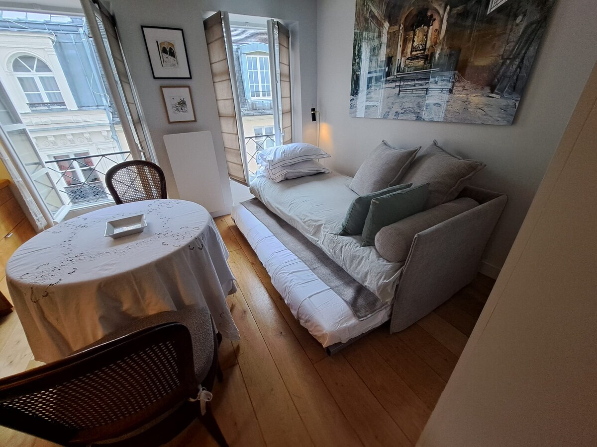 Popular Airbnb listing: square studio of antique dealers Paris 7th in Paris 7e Arrondissement