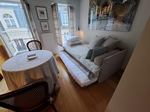 Annonce Airbnb populaire: square studio of antique dealers Paris 7th à Paris 7e Arrondissement