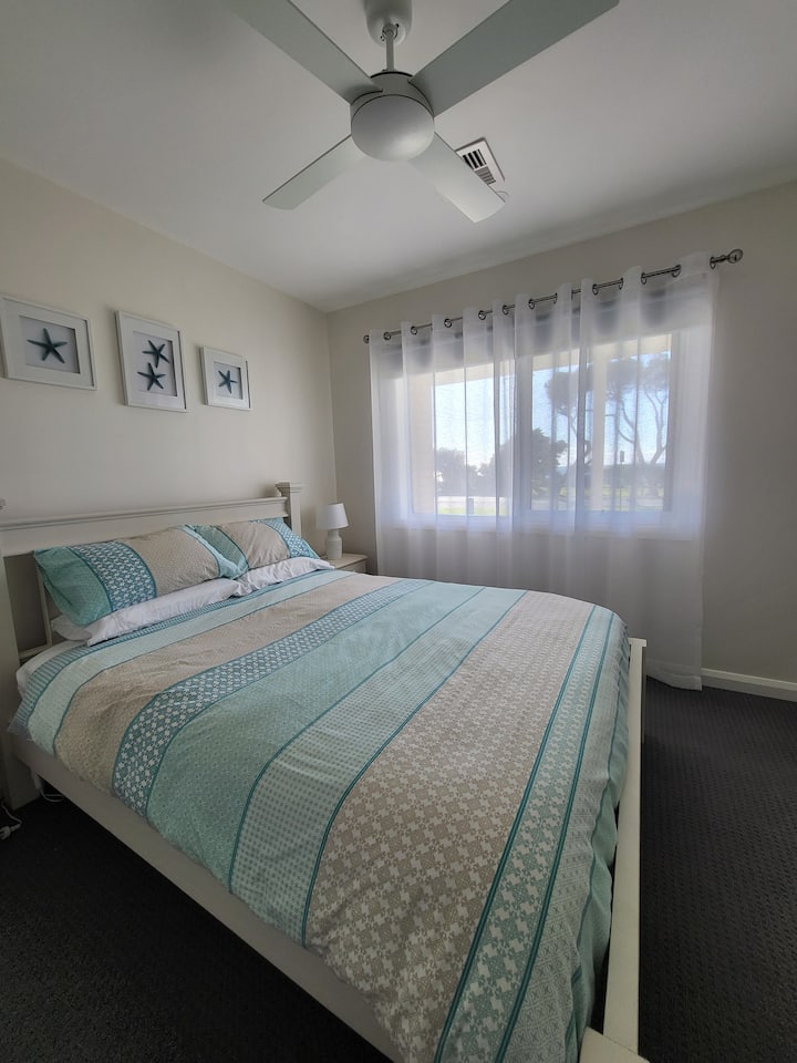 Lit 2 :
ventilateur de plafond avec lit queen size
