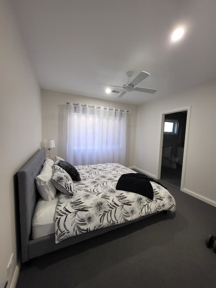 Lit 1 :
lit King Size
Ensuite 
Robe
Ceiling Fan
