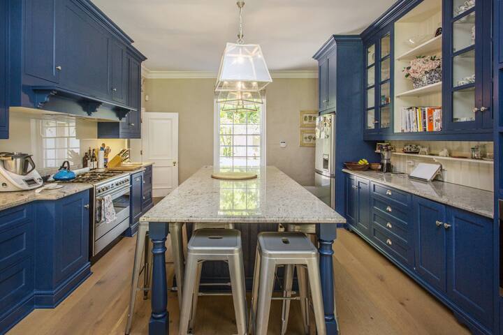 Bordeaux 5 Star Villa gallery image 3