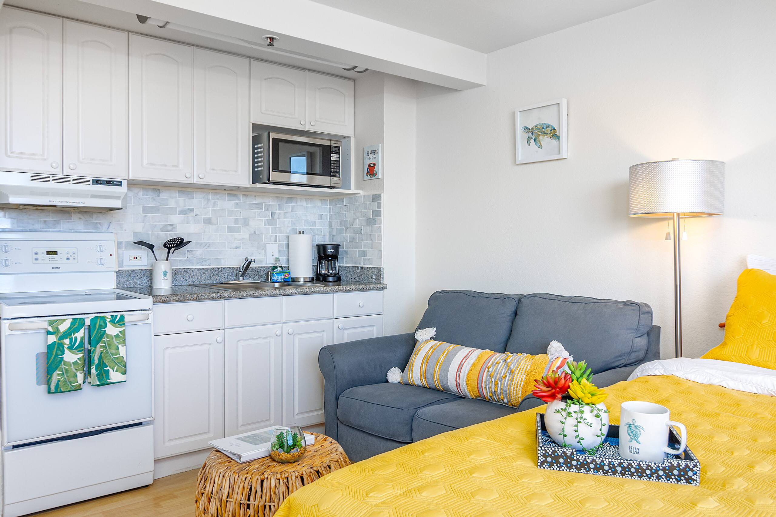 Condo in Honolulu · ★4.72 · Studio · 2 beds · 1 private bath - Image 5
