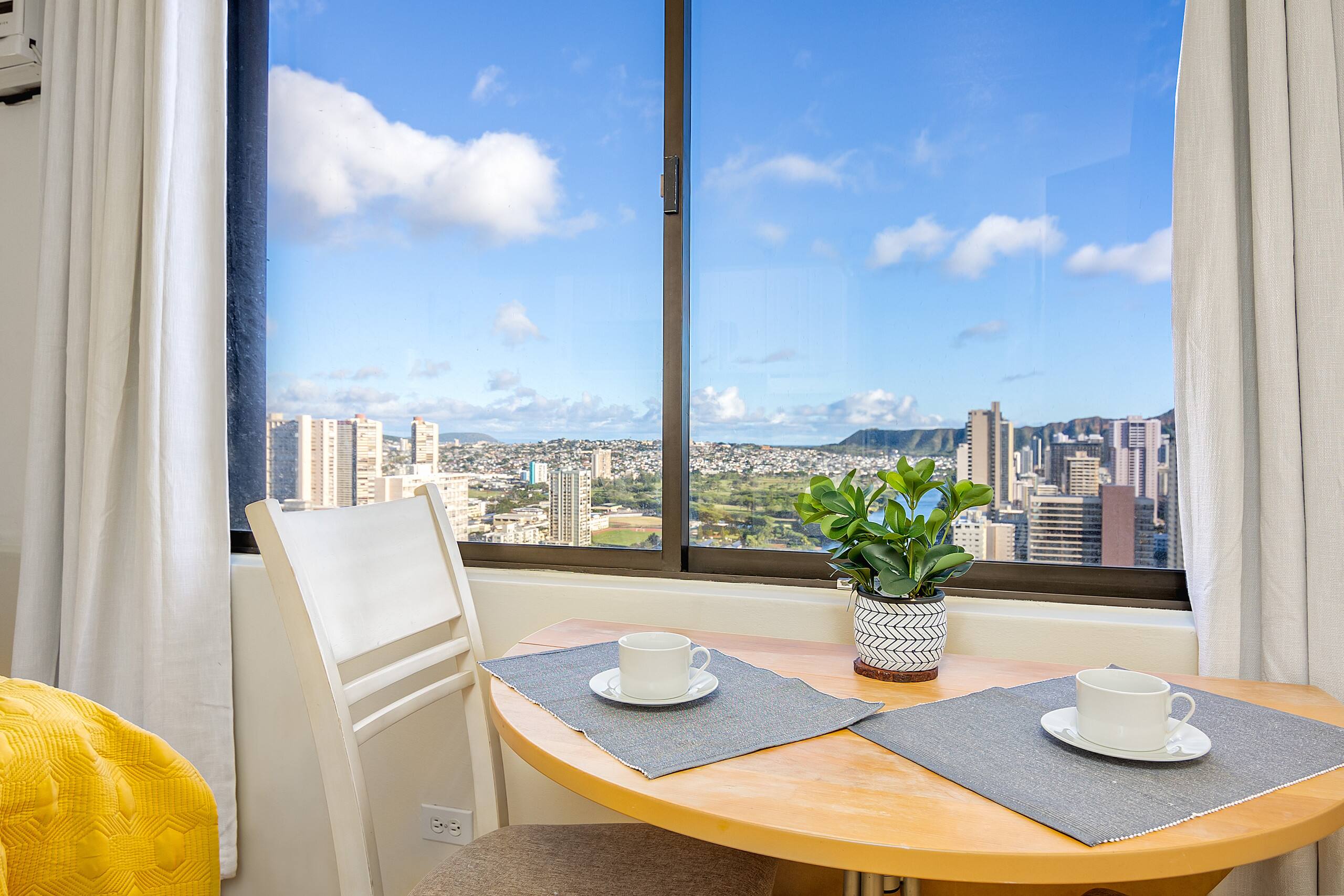 Condo in Honolulu · ★4.72 · Studio · 2 beds · 1 private bath - Image 9
