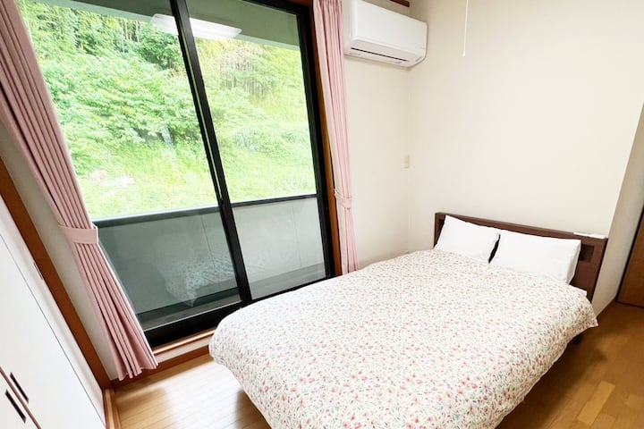 سرير مزدوج في الطابق الثاني