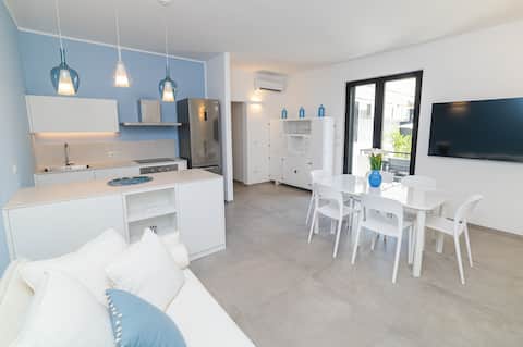 Central, renovated, with terrace overlooking the sea