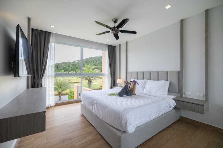 Chambre n ° 1
Climatisation, Ventilateur, TV, Wifi ,Serviettes pour la plage et la douche,
 sac de plage, gel douche, shampoing, literie de qualité hôtelière