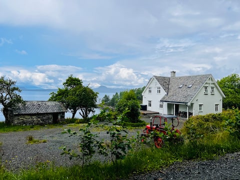 Fjord house with a privat bay, boats and sauna!