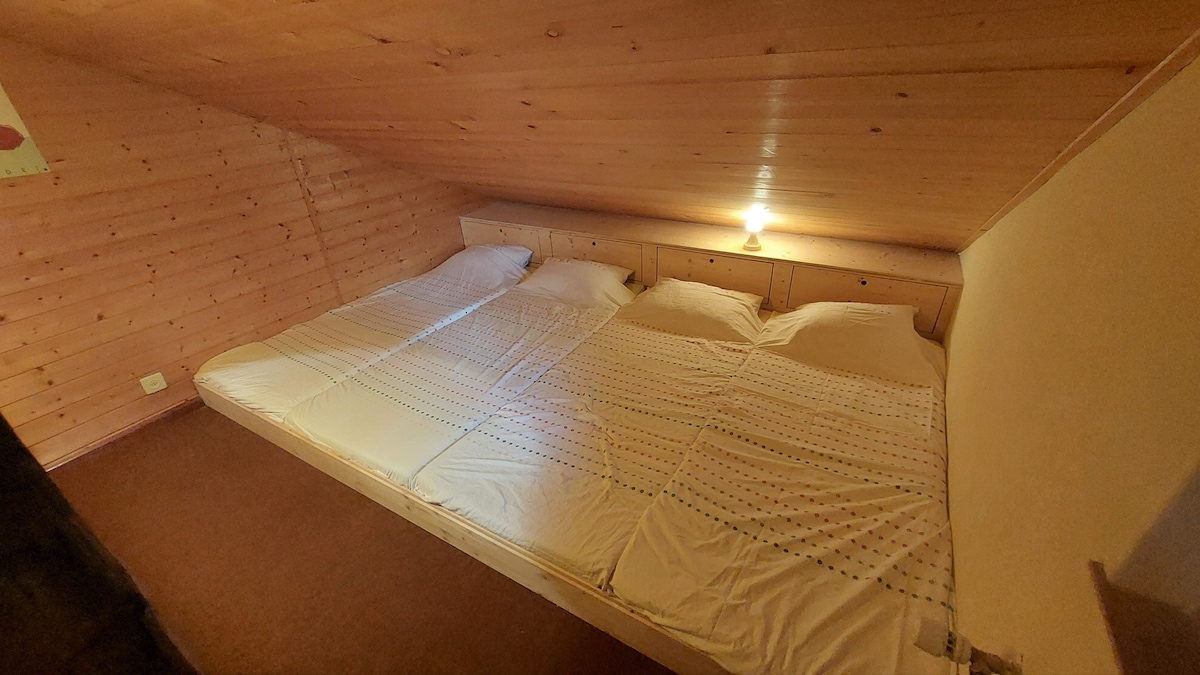 Საძინებელი 4 (არასავალდებულო): „ალპური კლუბი“, რომელიც შედგება 4 კომფორტული საწოლისგან. Იდეალურია საბავშვო ოთახისთვის.