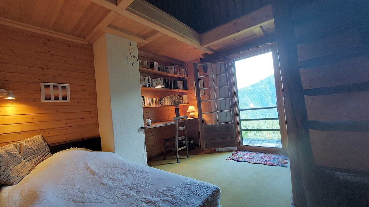 Საძინებელი 2: ანტრესოლზე 1 ერთადგილიანი საწოლით ქვედა ნაწილში და 1 ორადგილიანი საწოლით ზედა ნაწილში. Იდეალურია წყვილისთვის ბავშვთან ერთად. Სამხრეთის პირისპირ. მთის პირდაპირი ხედები. Საძინებელს დიდი სამუშაო მაგიდაც აწყობს.