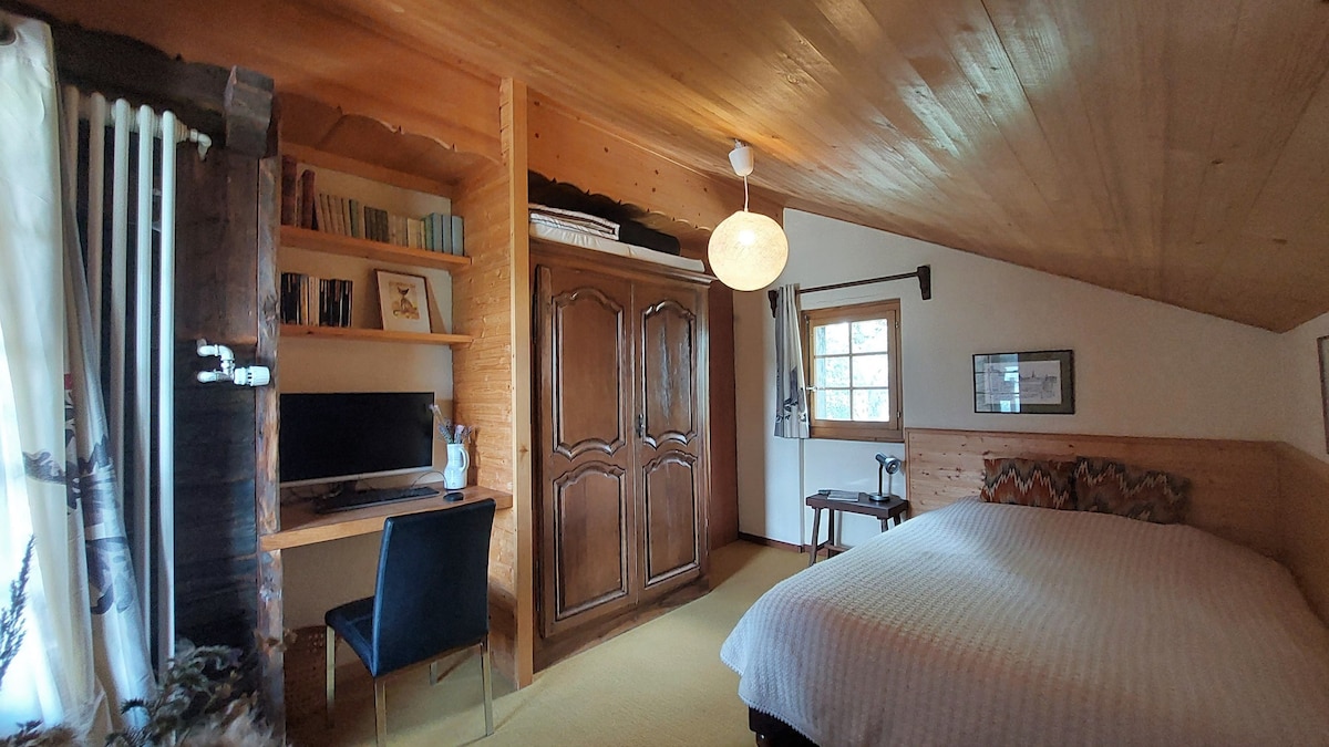 Საძინებელი 3: ორადგილიანი საწოლი, სამუშაო მაგიდა (მოწოდებულია ეკრანი). Ორმაგი ექსპოზიცია, რომელიც მიმართულია სამხრეთით, აივნის მხარეს.