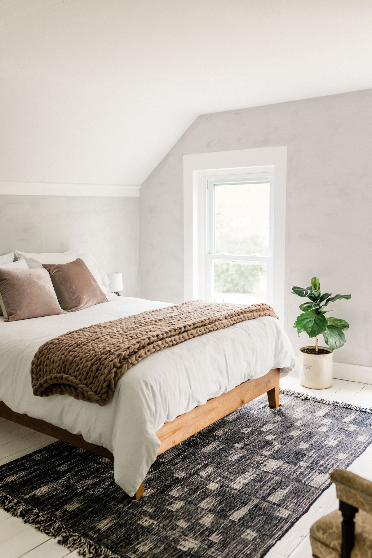 Основната спалня (разположена на горния етаж) разполага с местен матрак с мемори пяна с гел.