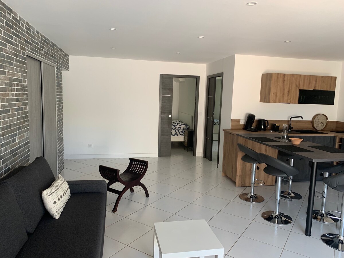 Successful Airbnb property: Apartment + Terrace HOT TUB BBQ in Narbonne