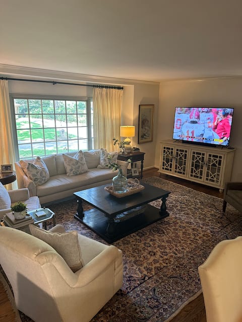 *Walk to Campus* 4br 3ba